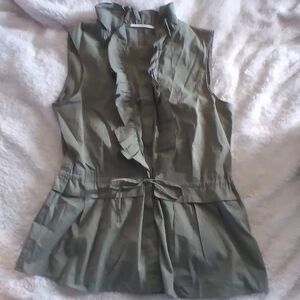 T Tahari sleeveless button and tie front ruffle peplum olive green top sm